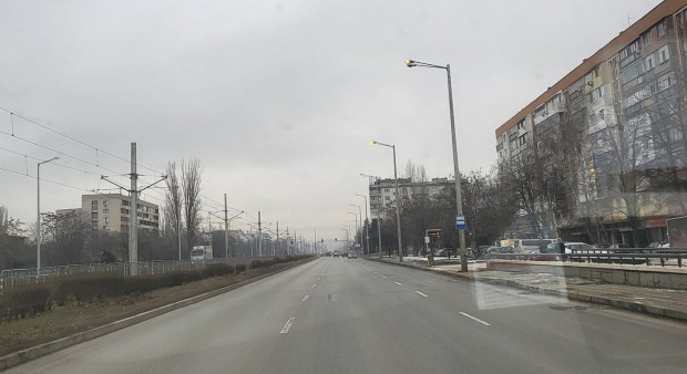 В 09 37 уличното осветление на бул Ботевградско шосе още свети