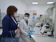 Кoрнелия Нинова посети Националния институт за изследване на вино
