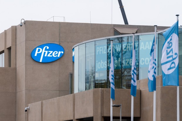 Американските регулатори настояват фармацевтичната компания Pfizer да кандидатства за спешно получаване
