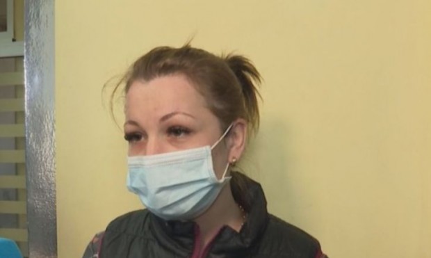 Медицинската сестра от скандалния клип с починалата във Враца жена