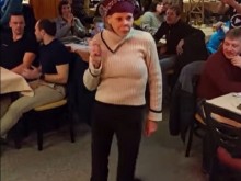 Вижте как княгиня Калина се забавлява над изпълнение на Цецо Елвиса в Боровец