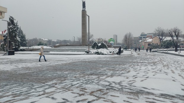 Сняг покри улиците на Бургас. Това е преден опит през