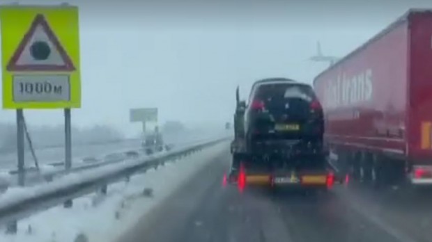 Сняг вали по магистрала Тракия тази сутрин пътното платно не