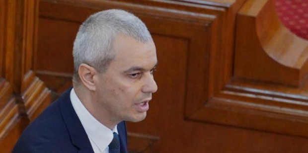 Премиерът Кирил Петков пое ангажимент зеленият сертификат да бъде премахнат.