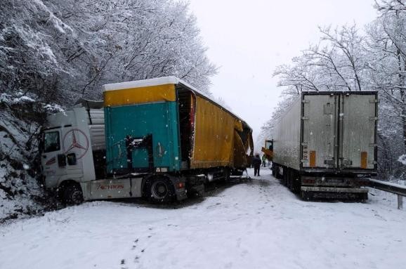Две катастрофи затрудняват движението по пътя София Варна във Великотърновско Едната