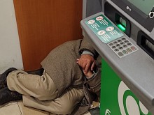 Читател: Клошар и въоръжен циганин превзеха банкови офиси