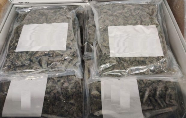 Над 17 килограма марихуана откриха митнически служители в пратка с