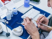 Зъботехниците и помощник-фармацевтите искат оставката на шефа на НЗОК