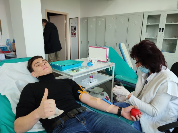 Ученици от Несебър популяризират кръводаряването с личен пример. За проект