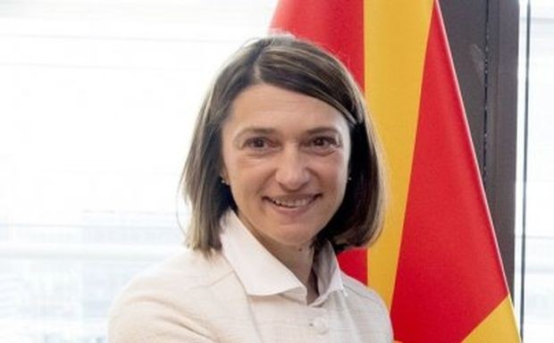 Тя е дипломатка от кариерата и е ръководител на македонската