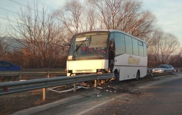 Автобус се вряза в разделителна ограда на Околовръстното на Пловдив,