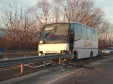 Автобус се вряза в разделителна ограда на Околовръстното на Пловдив