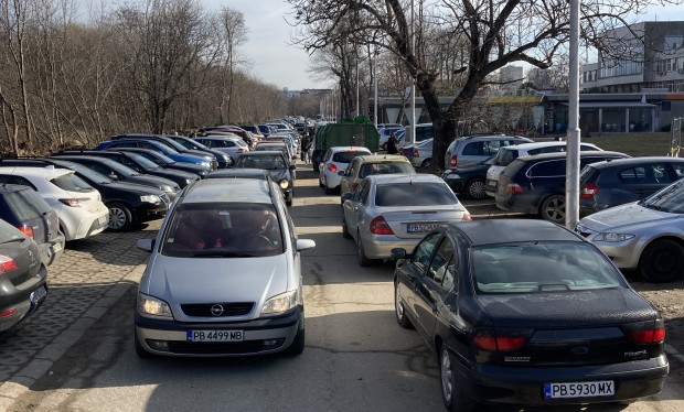 За голямо задръстване около паркинга на Хирургиите сигнализираха читатели на Plovdiv24.bg. Слабата