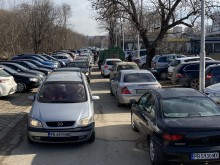 Зверско задръстване около паркинга на Хирургиите