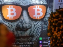Биткойнът проби прага от 44 000 долара