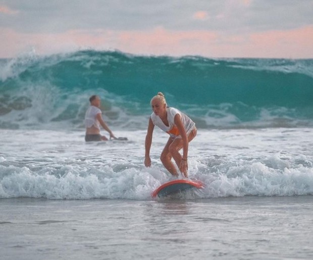 Със сърф по екзотични плажове загрява за новия сезон на