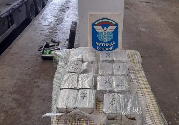 Митническите служители откриха 13 260 килограма хероин при проверка на товарен