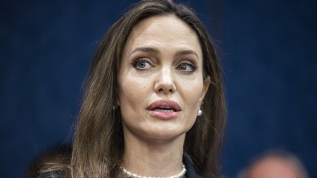 Анджелина Джоли помоли последователите си в социалните мрежи да следят и
