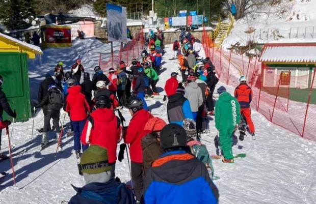 Днес е само четвъртък, но ски пистата Витошко лале е