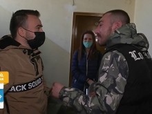 Младежи от Варна върнаха пенсията, която бурният вятър "открадна" от възрастна жена