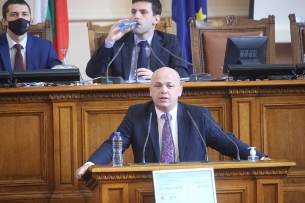 Александър Симов прочете от парламентарната трибуна, декларация от името на