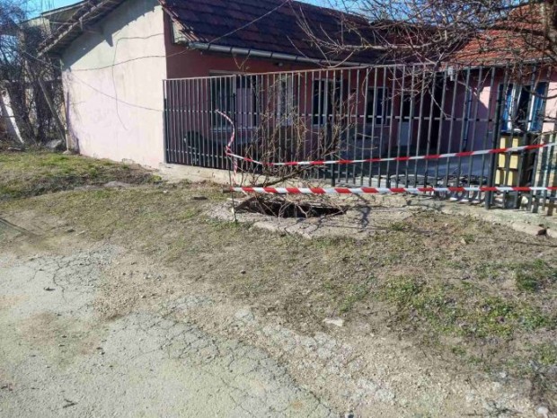 Жена пострада при пропадане на шахта по улица в Русе