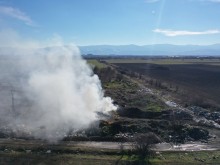 Нерегламентирано сметище гори през ден и обгазява района