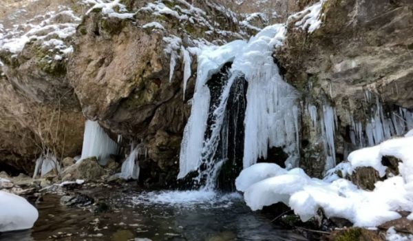 В зимните месеци продължителният студ сковава потоци реки и язовири