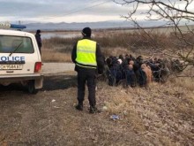 Голяма група мигранти, леко облечени и без обувки, бяха задържани край Нова Загора