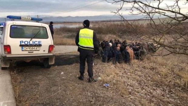 Задържаха нелегални мигранти между селата Езеро и Радево  Групата е около