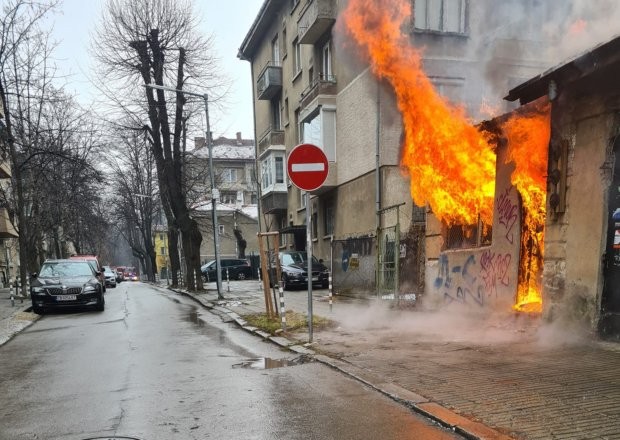 Барака, която е пристройка към къща, изгоря на ул. Алеко