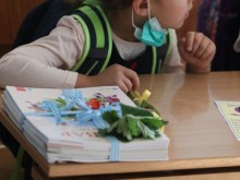 Предстои изплащането на втория транш от еднократната помощ за учениците от 1 и 8 клас