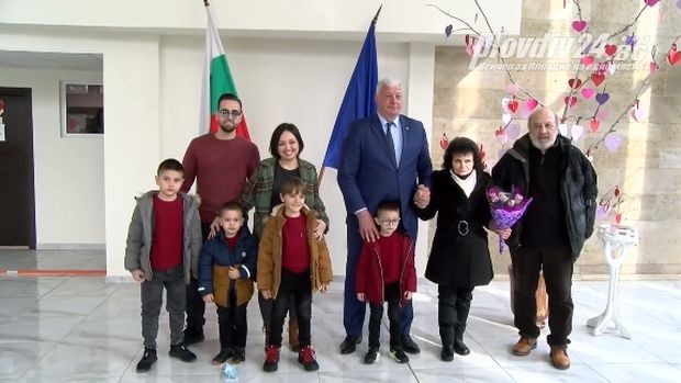 Кметът на Пловдив връчи поздравителни адреси на семейство с четири