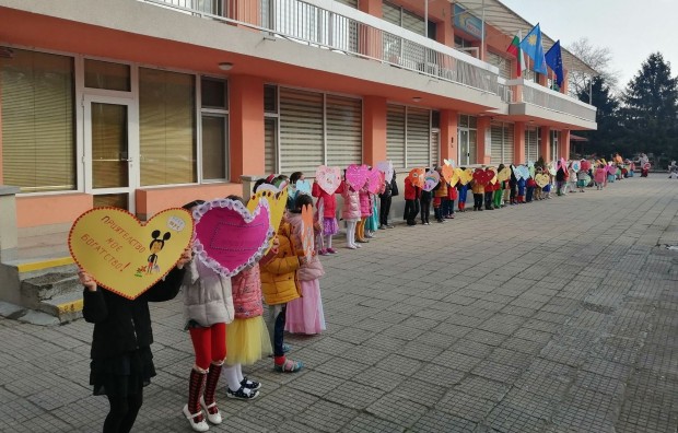 Деца родители и екипът на ДГ Мирослава в Пловдив изработиха