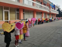 Деца от ДГ "Мирослава" показаха най-дългото послание за приятелството