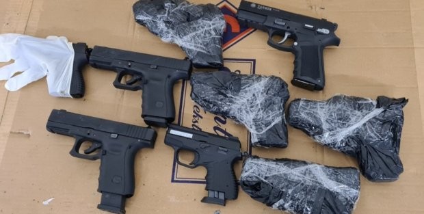 Бойни пистолети девет на брой откриха митническите служители при проверка