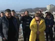 Обещанието е спазено: Кметът на Забърдо заведе ваксинираните жители на море
