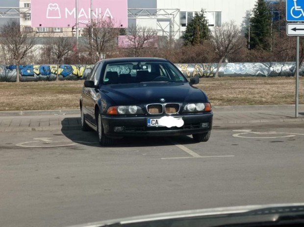 Автомобил паркирал като за две коли е заснет на паркинга