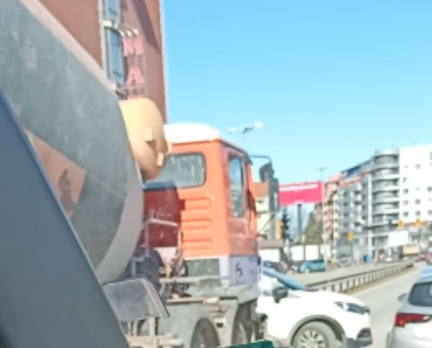 Бетоновоз и лек автомобил катастрофираха на Симеоновско шосе В района