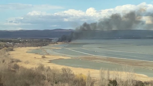 Голям пожар бушува край Атанасовското езеро в този момент Горят