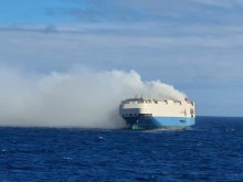 Кораб със стотици луксозни коли се носи изоставен в Атлантика