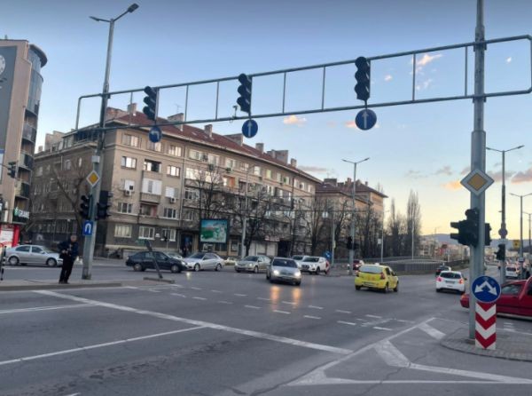 Светофарите на едно от най-натоварените кръстовища в Пловдив не работи