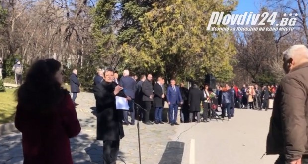 Жена колабира пред паметника на Васил Левски на Бунарджика в