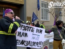 Огнеборци се заканиха на депутатите: Чуйте ни или евакуация!