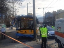 Тролейбус се заби в стълб