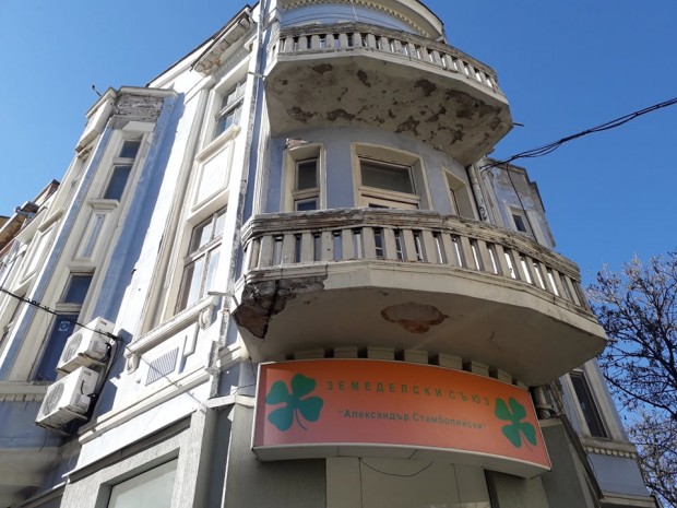 Мазилка пада от сграда в центъра на Пловдив предаде репортер
