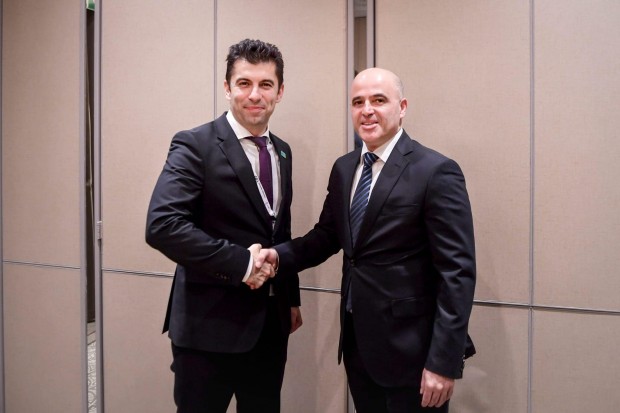 Вчера македонският премиер Димитър Ковачевски разпространи снимка от среща с