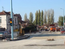 Започна полагането на последния слой асфалт по "Руски"