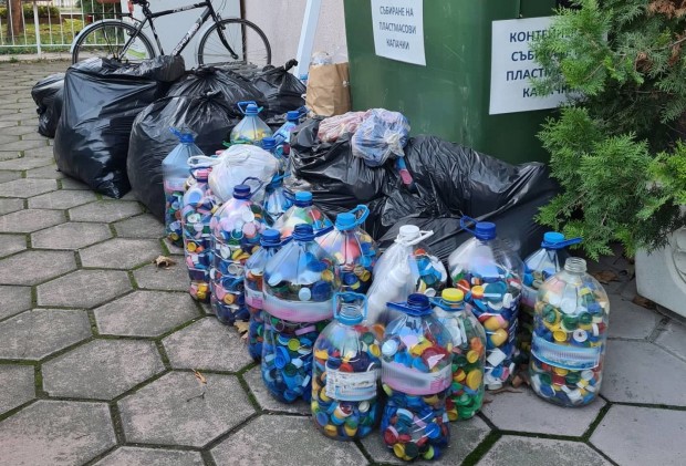 405 килограма пластмасови капачки предадоха от кметството на район Северен“.