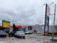 Катастрофа пред хипермаркет. Хората с насмешка: Когато видиш краставици на промоция